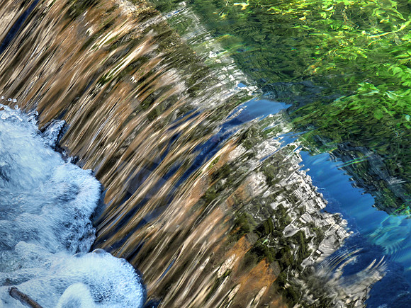Eaux pures et transparentes Fontaine de Vaucluse